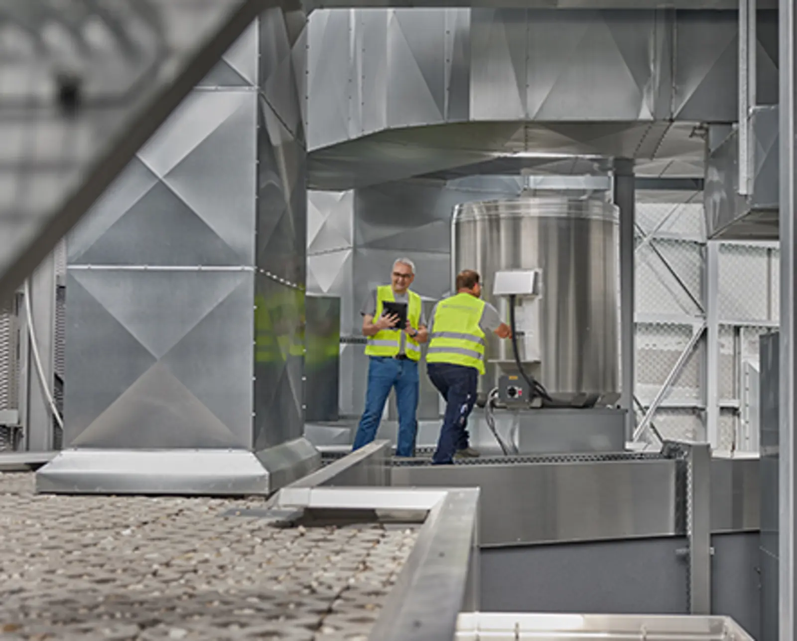 TGA- und GA-Fachkräfte bei der Arbeit an Steuerungstechnik im Neubau