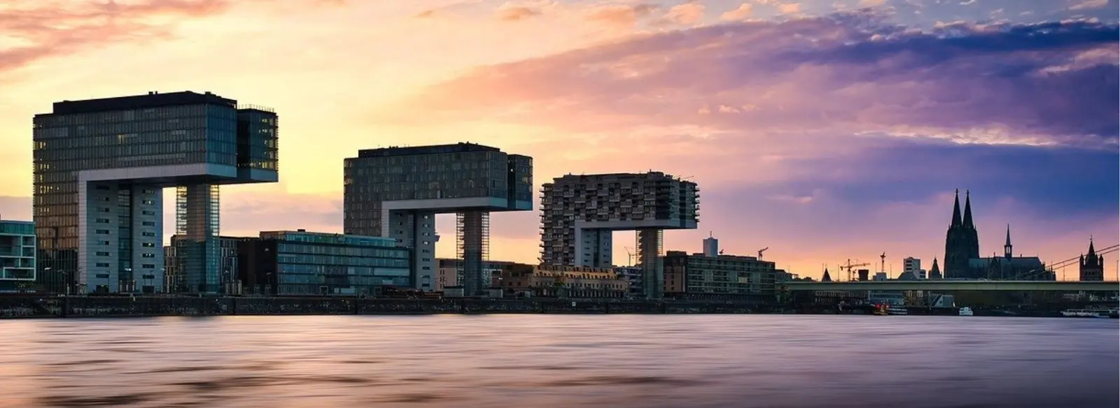 Kranhäuser Köln – Architektur-Highlight am Rheinauhafen Kranhäuser in Köln am Rheinauhafen bei Dämmerung, moderne Architektur in Köln