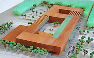Modell der Schule, eckiges Gebäude mit Schulhof, Grünstreifen und Bäumen, Pandomus GmbH Referenz (infrastrukturelle Einrichtung), Facility Management und technische Gebäudeausrüstung der Schule
