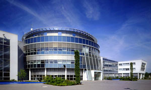 Referenz der Pandomus GmbH (Facility Management & technische Gebäudeausrüstung) Europazentrale; Forschungsgebäude, rundes, modernes Gebäude, Industrie 